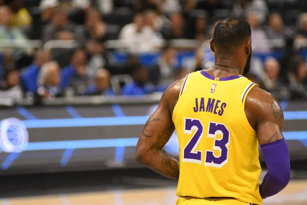 被东契奇吐槽太滑！队记：湖人今天将不会使用NBA杯专用地板